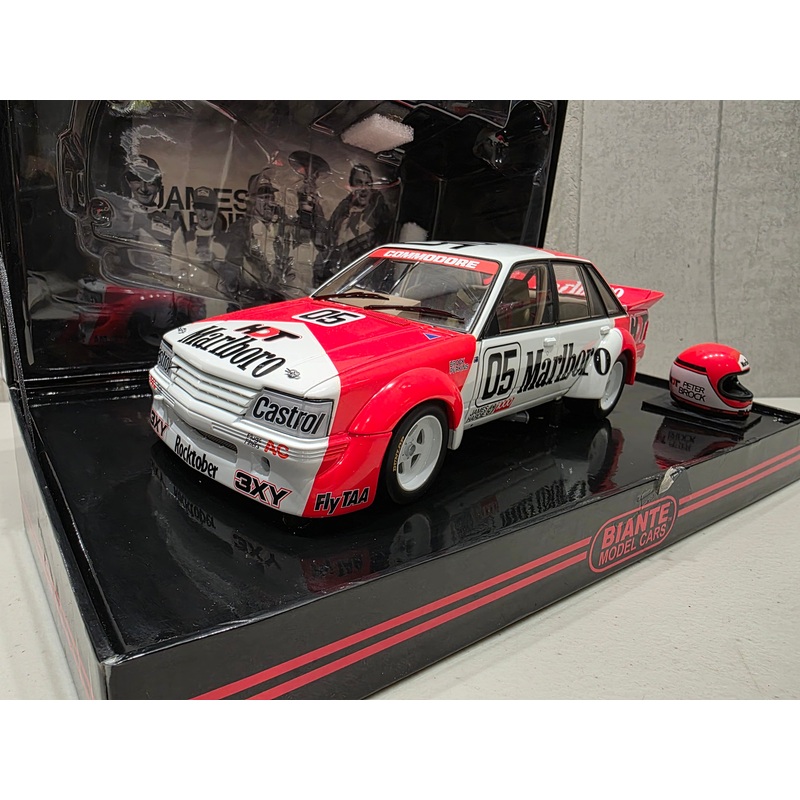 PETER BROCK – LARRY PERKINS – HOLDEN DEALER TEAM – VK COMMODORE – 1984 BATHURST WINNER – 1:18 SCALE DIECAST WITH HELMET – BIANTE