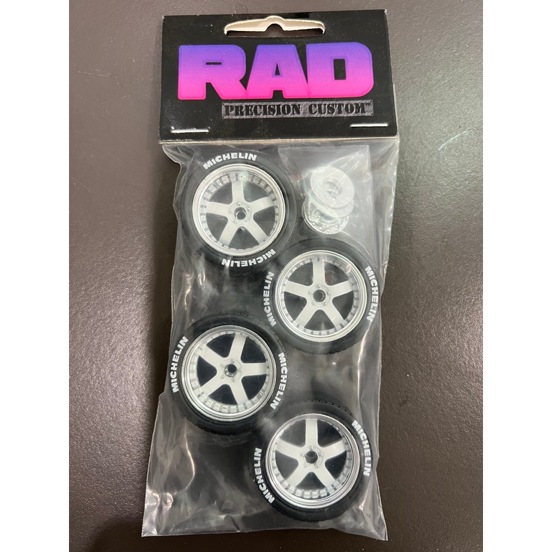 RAD WHITE CENTERED STAGGERED WHEEL & TYRE SET – 1:18 SCALE