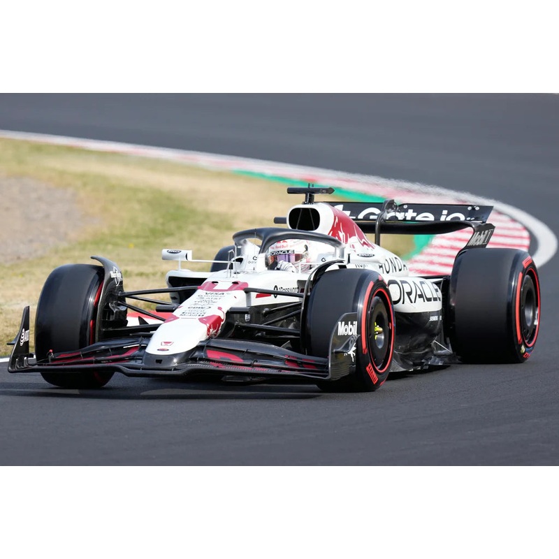 *PRE-ORDER* 2025 Max Verstappen – Japanese GP Winner With Pit Board – #1 Red Bull RB21 – 1:18 Scale Model – Spark