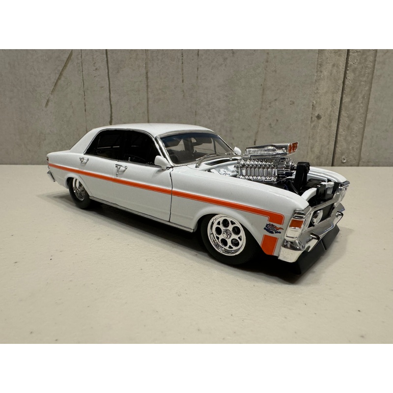 XW GT-HO Slammed and Blown – White – 1:24 Scale Diecast Model – DDA
