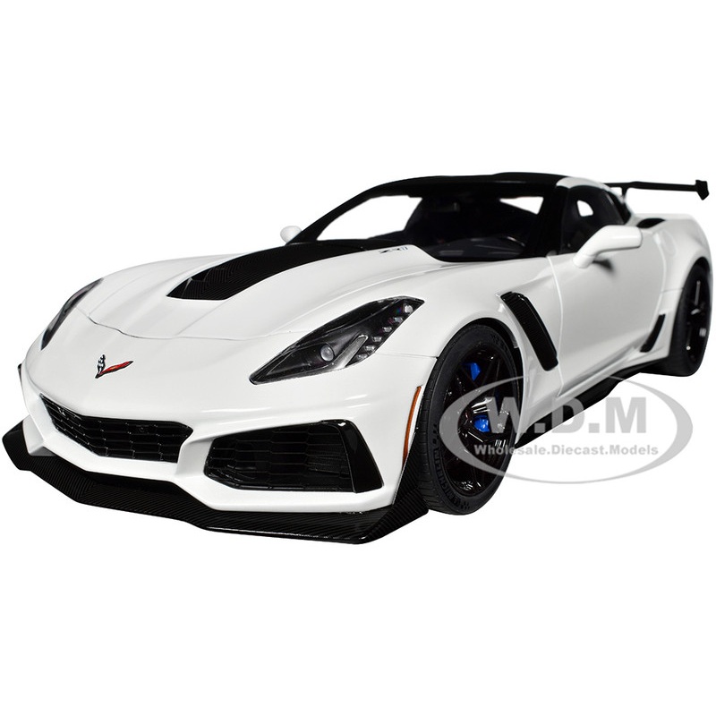 2019 Chevrolet Corvette C7 ZR1 Arctic White with Carbon Top 1/18 Model Car by Autoart