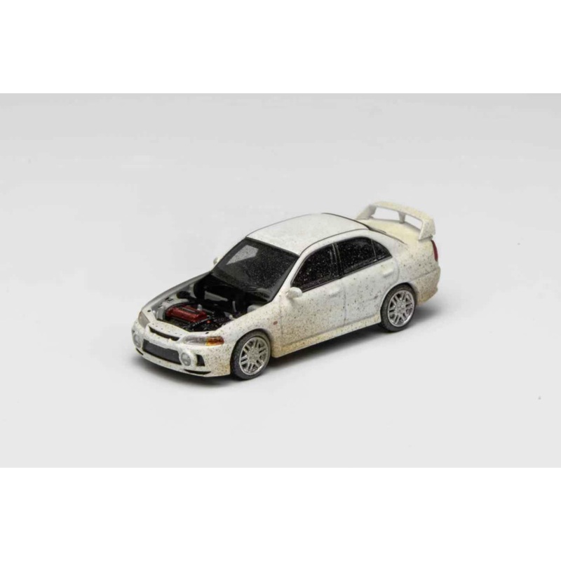 *PREORDER* MotorHelix 1:64 Mitsubishi Lancer EVO IV Muddy Version in Rally White