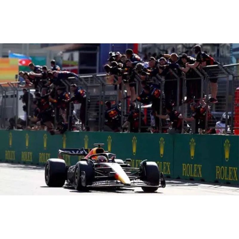 ORACLE RED BULL RACING RB18 – MAX VERSTAPPEN – WINNER AZERBAIJAN GP 2022 – 1:43 Scale Resin Model Car – MiniChamps