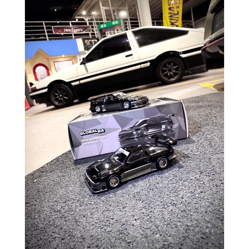 TARMAC WORKS 1/64 TOYOTA SPRINTER TRUENO AE86 WIDEBODY BLACK/GREY – EVENT SPECIAL
