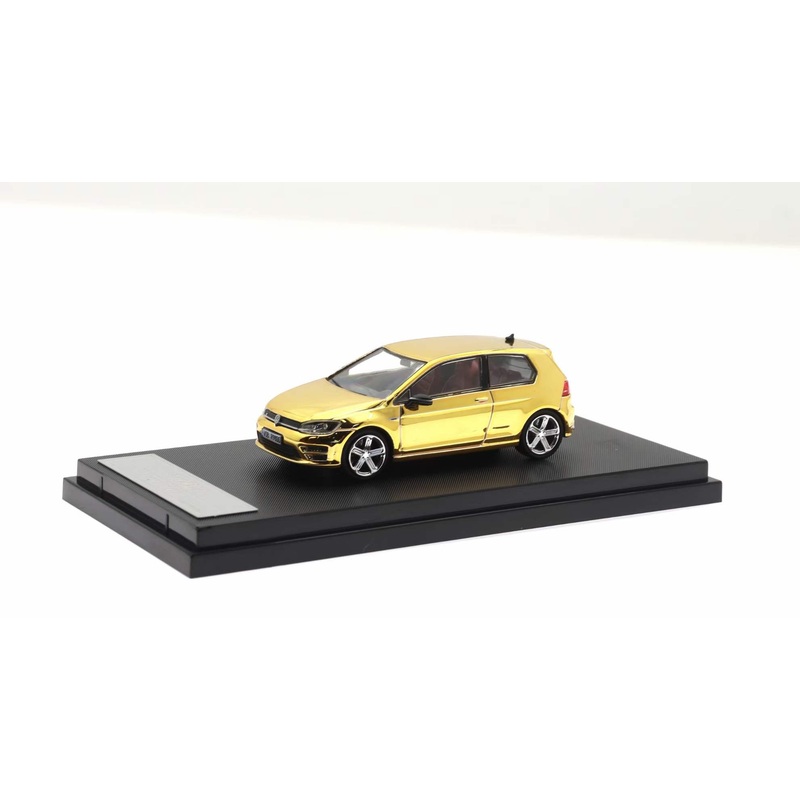 Zoom 1:64 Volkswagen Golf Mk7 7R 2 Doors Hot Hatch Chrome Gold